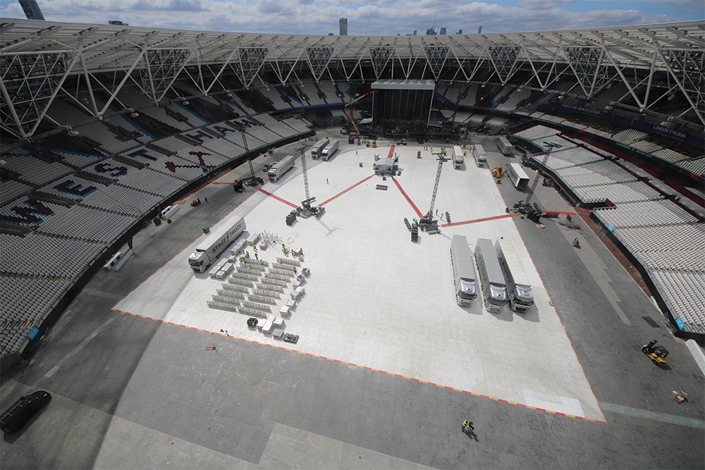 Colocación de protección de césped en el estadio de Londres para un concierto de Foo Fighters